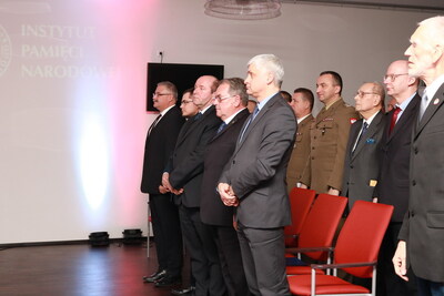 Na stojąco wysłuchano postanowień Prezydenta RP Andrzeja Dudy o przyznanych odznaczeniach