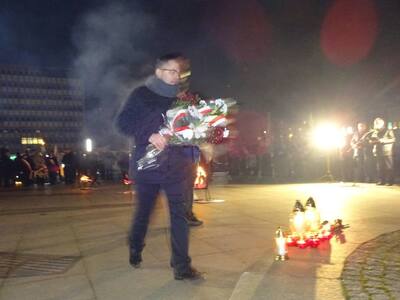 Obchody 36. rocznicy wprowadzenia stanu wojennego w Polsce - Olsztyn.  Kwiaty składa naczelnik Karol Sacewicz