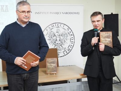 Zebranych przywitali: ks. dr Tadeusz Kasabuła i dr Waldemar Brenda, naczelnik Oddziałowego Biura Edukacji Narodowej IPN w Białymstoku