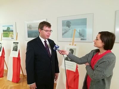 Wojewoda Artur Chojecki podczas udzielania wywiadu