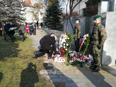 Kwiaty przy Pomniku AK złożył naczelnik Delegatury dr hab. Karol Sacewicz