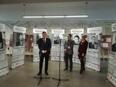 Otwarcie wystawy IPN o „Żołnierzach Wyklętych” w Warmińsko-Mazurskim Urzędzie Wojewódzkim. Wystąpienie wojewody warmińskiego Artura Chojeckiego