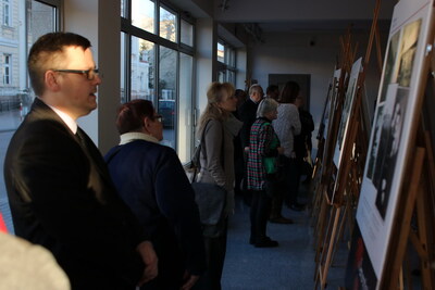 Dr Paweł Warot oprowadzający gości po wystawie