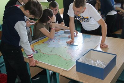 Uczniowie przy puzzlach „IV Rozbiór Polski”