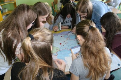 Uczniowie przy puzzlach „IV Rozbiór Polski”