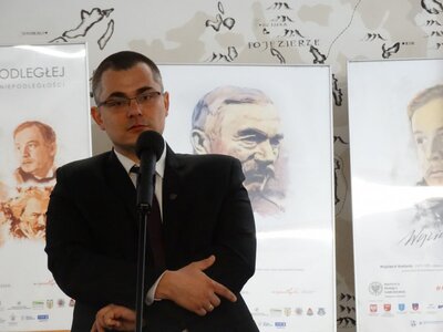 Dr hab. Karol Sacewicz, naczelnik Delegatury IPN w Olsztynie podczas otwarcia wystawy