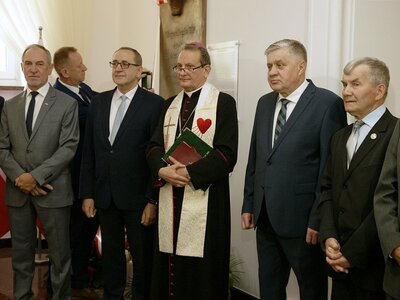 Tablicę poświęcił JE biskup Rafał Markowski
