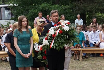 Kwiaty w imieniu Oddziału IPN w Białymstoku złożyli: Anna Kuźma i Paweł Nowik