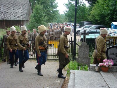 Przemarsz „Bałachowców” i uczestników uroczystości na cmentarz w Białowieży