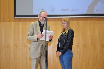 Janusz Taranienko wręcza wyróżnienie laureatce konkursu
