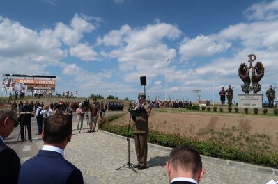 Apel poległych przy Pomniku Ofiar Obławy Augustowskiej w Suwałkach