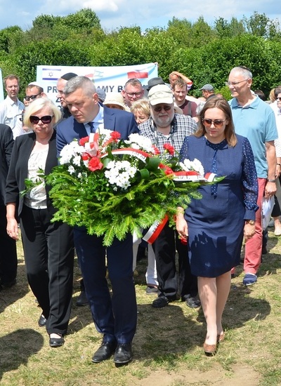 Kwiaty składa delegacja Oddziału IPN w Białymstoku