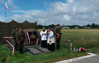 Modlitwa przy pomniku upamiętniającym zwycięski bój oddziałów AK i NZW z grupą operacyjną UB, MO i KBW