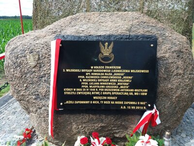 Pomnik upamiętniający zwycięski bój oddziałów AK i NZW z grupą operacyjną UB, MO i KBW