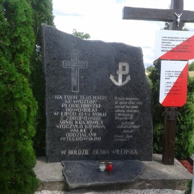 Pomnik upamiętniający walki z lipca 1944 r. wystawiony staraniem miejscowcyh Polaków w Krawczunach w 1989 r.