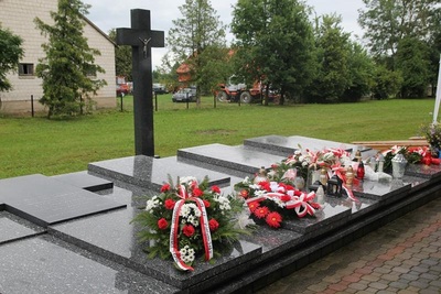 Groby ofiar bestialskiego mordu Niemców