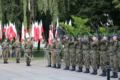 Salwa honorowa żołnierzy 18. Białostockiego Pułku Rozpoznawczego