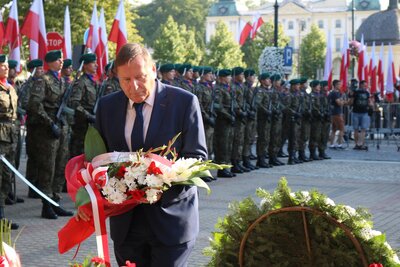 Kwiaty od konsula generalnego RP w Grodnie dr. Jarosława książka