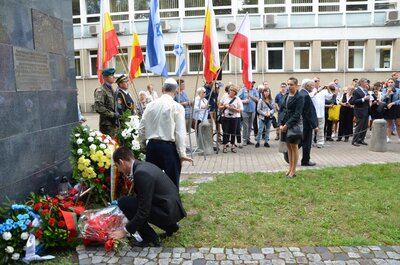 Delegacja Oddziału IPN w Białymstoku składa kwiaty pod pomnikiem Wielkiej Synagogi