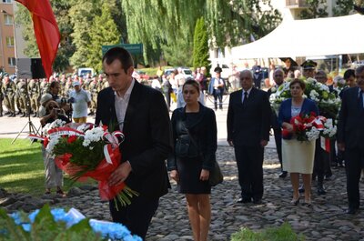Delegacja Oddziału IPN w Białymstoku składa kwiaty pod pomnikiem bohaterów Getta