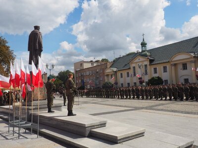 Salwa honorowa żołnierzy 18. Białostockiego Pułku Rozpoznawczego