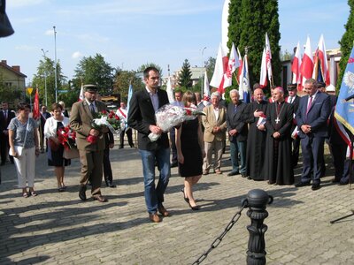Kwiaty złożyła reprezentacja Oddziału IPN w Białymstoku: Paweł Murawski i Magdalena Dzienis