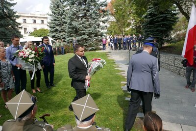 Uczestnicy uroczystości przy pomniku Armii Krajowej i Polskiego Państwa Podziemnego w Olsztynie