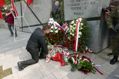 Kwiaty pod pomnikiem złożył naczelnik Delegatury IPN w Olsztynie dr hab. Karol Sacewicz