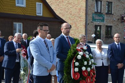 Kwiaty składają zastępca prezasa IPN dr Mateusz Szpytma oraz naczelnik OBEN IPN dr Paweł Warot