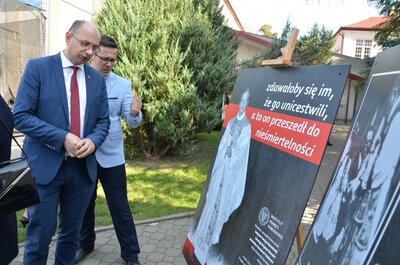 Naczelnik OBEN w Białymstoku dr Paweł Warot prezentuje wystawę poświęconą bł. J. Popiełuszce zastępcy prezesa IPN dr. Mateuszowi Szpytmie
