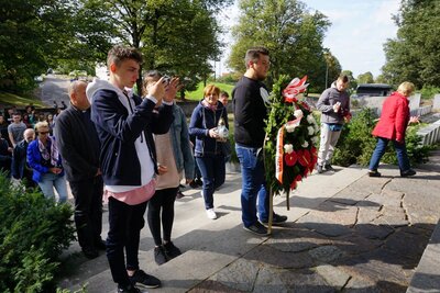 Złożenie kwiatów oraz zapalenie zniczy na grobie "Matki i serca syna" na wileńskiej Rossie
