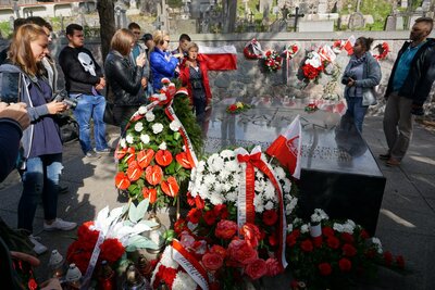 Złożenie kwiatów oraz zapalenie zniczy na grobie "Matki i serca syna" na wileńskiej Rossie