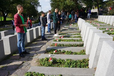 Zapalanie zniczy na grobach poległych żołnierzy walk 1918-1920 r., wojny obronnej 1939 r. i Operacji Ostra Brama 1944 r.