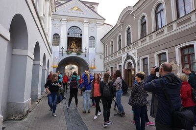 Przed kaplicą Ostrobramską