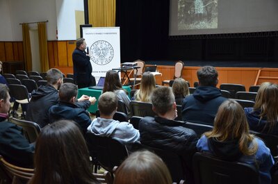 Młodzież z zainteresowaniem wysłuchała wykładu M. Ostapiuka