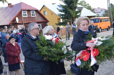W imieniu Instytutu Pamięci Narodowej kwiaty złożyli – Renata Soszyńska, dr Ewa Rogalewska i dr Jarosław Schabieński