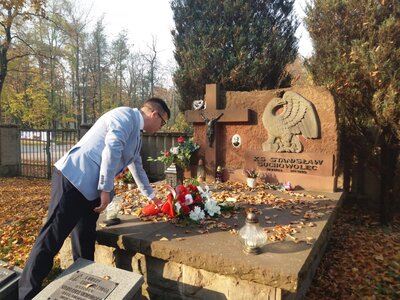 Kwiaty na grobie kapłana Stanisława Suchowolca złożył naczelnik OBEN IPN dr Paweł Warot