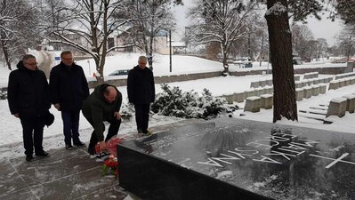 Dr hab. Piotr Kardela wraz z delegacją IPN złożył kwiaty na cmentarzu na Rossie na grobie matki, gdzie zostało pochowane również serce jej syna – Marszałka Józefa Piłsudskiego
