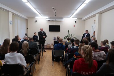 Spotkanie przedstawicieli IPN z młodzieżą w Gimnazjum im. Jana Pawła II w Wilnie