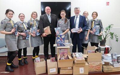 Młodzież należąca do Związku Harcerstwa Polskiego na Litwie odbiera prezenty przywiezione przez delegację IPN