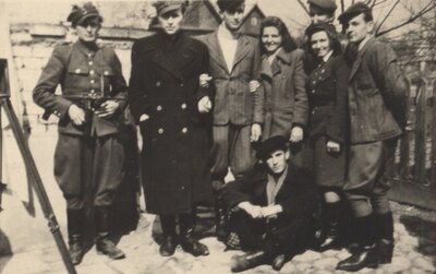 Helena Drozdowicz „Orlica” (stoi druga z prawej), wśród ujawnionych żołnierzy WiN (Sokółka, 15 kwietnia 1947 r.)