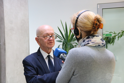 prof. dr hab. Włodzimierz Suleja w rozmowie z przedstawicielami lokalnych mediów