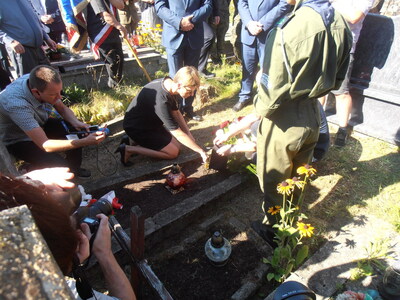 Ziemię z grobu Anieli Siedzik pobrała Barbara Bojaryn-Kazberuk, dyrektor białostockiego Oddziału IPN
