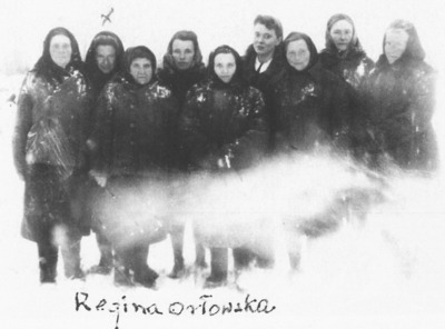 Siostra Regina Orłowska wśród więźniarek, druga z lewej (zbiory AZSA)