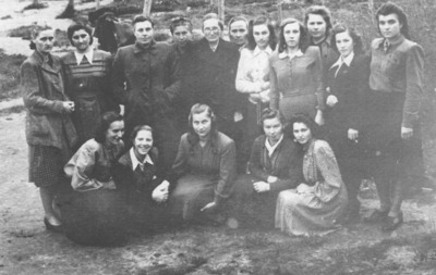 Siostra Regina Werkowska w łagrze w Mordowii, czwarta od lewej w drugim rzędzie (zbiory AZSA)