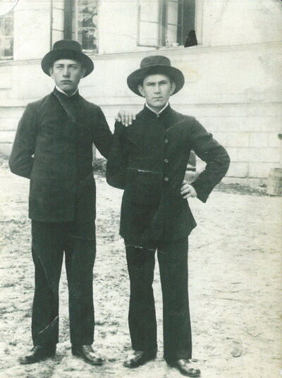 Władysław Liniarski (z prawej) z Franciszkiem Gawlikowskim, późniejszym księdzem, zamordowanym przez Niemców