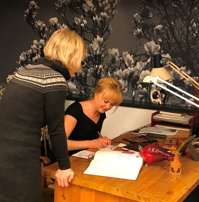 Reżyserka Beata Hyży-Czołpińska podczas składania autografów na okładce filmu