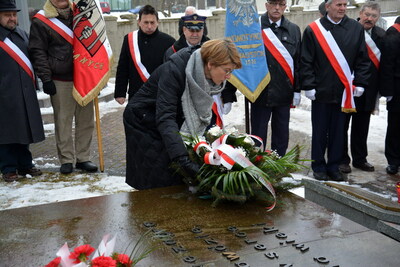 Kwiaty na grobie ks. Stanisława złożyła dyrektor Oddziału Barbara Bojaryn-Kazberuk