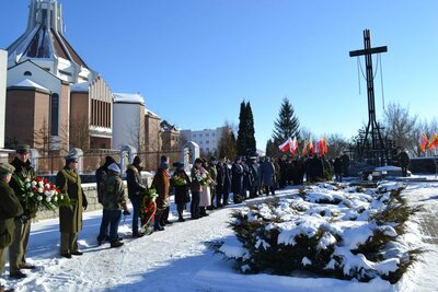 Delegacje białostockich i podlaskich urzędów, instytucji, służb mundurowych i stowarzyszeń przed Grobem Nieznanego Sybiraka