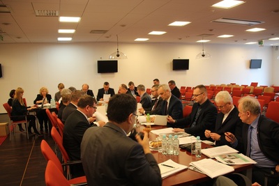 Członkowie Komitetu Ochrony Pamięci Walk i Męczeństwa przy Oddziale IPN w Białymstoku debatują nad kolejnymi punktami przewidzianymi w programie